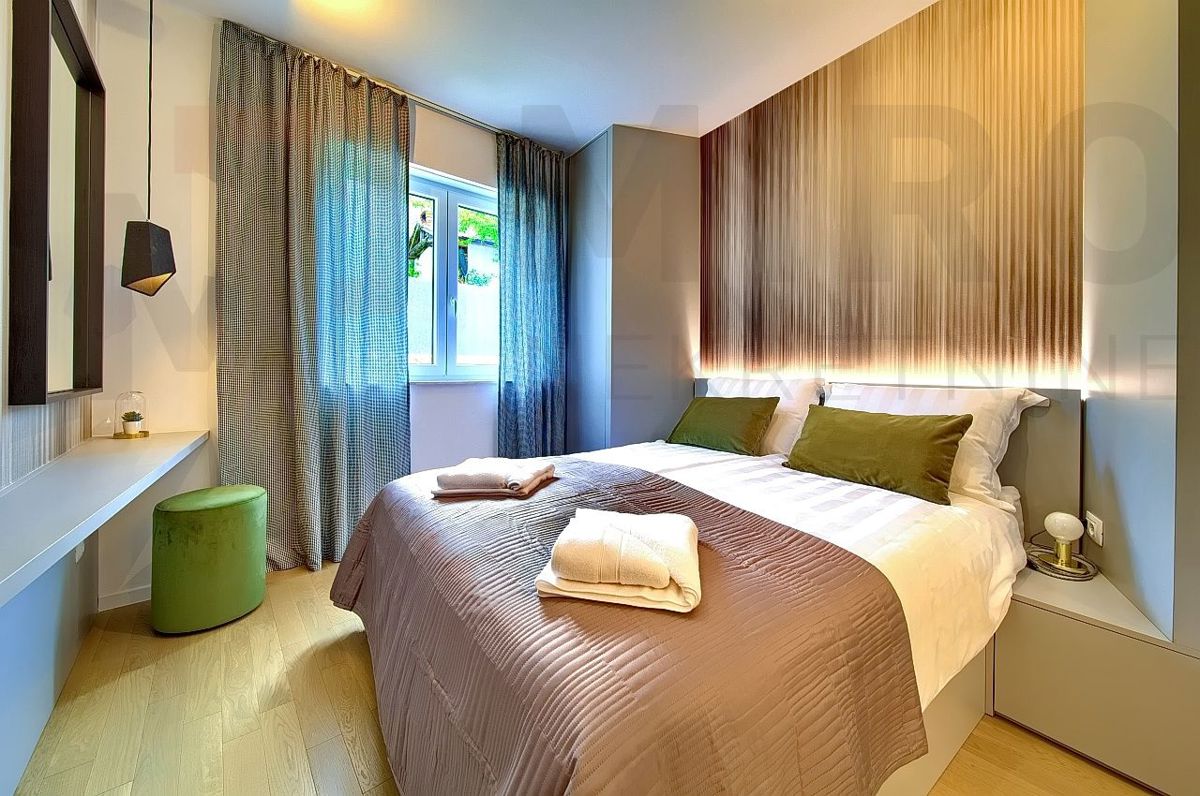 Grad Krk , moderno namješten apartma z okućnico in pogledom!