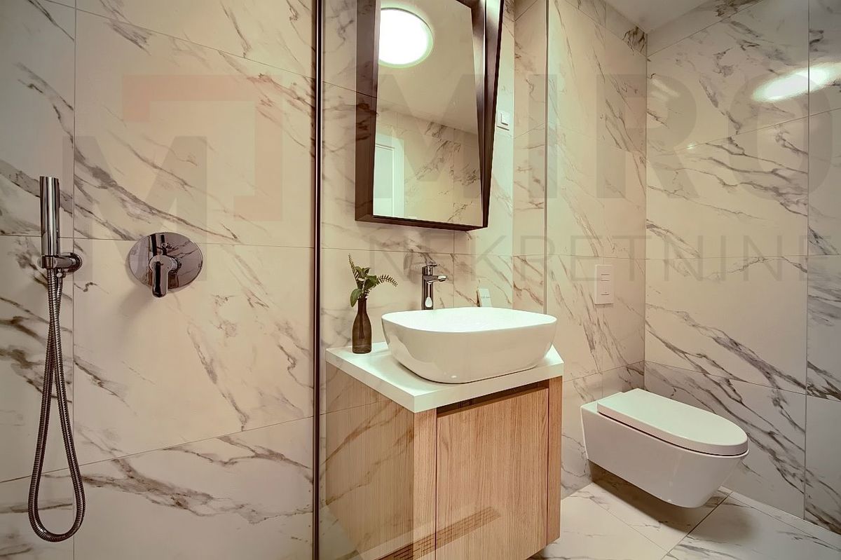 Grad Krk , moderno namješten apartma z okućnico in pogledom!