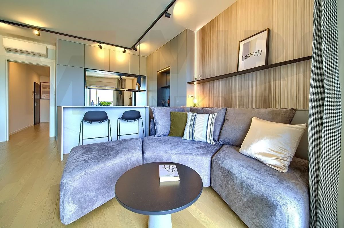 Grad Krk , moderno namješten apartma z okućnico in pogledom!