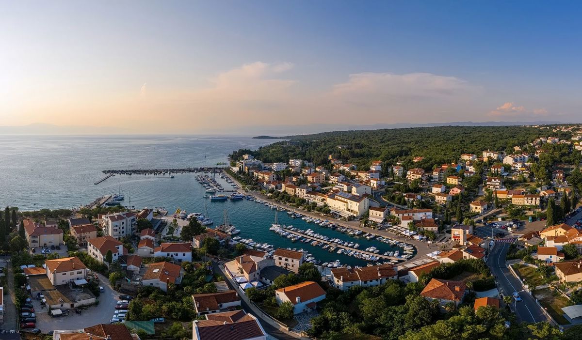 Malinska, gradbeno zemljišče na dobri lokaciji v bližini morja!