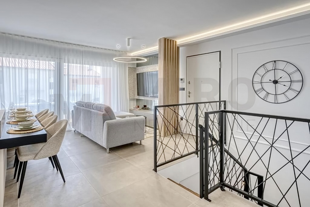 Mesto Krk, dizajnerski dvoetažni apartma z bazenom in razgledom, PRODAJA!