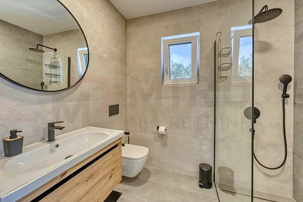 Mesto Krk, dizajnerski dvoetažni apartma z bazenom in razgledom, PRODAJA!