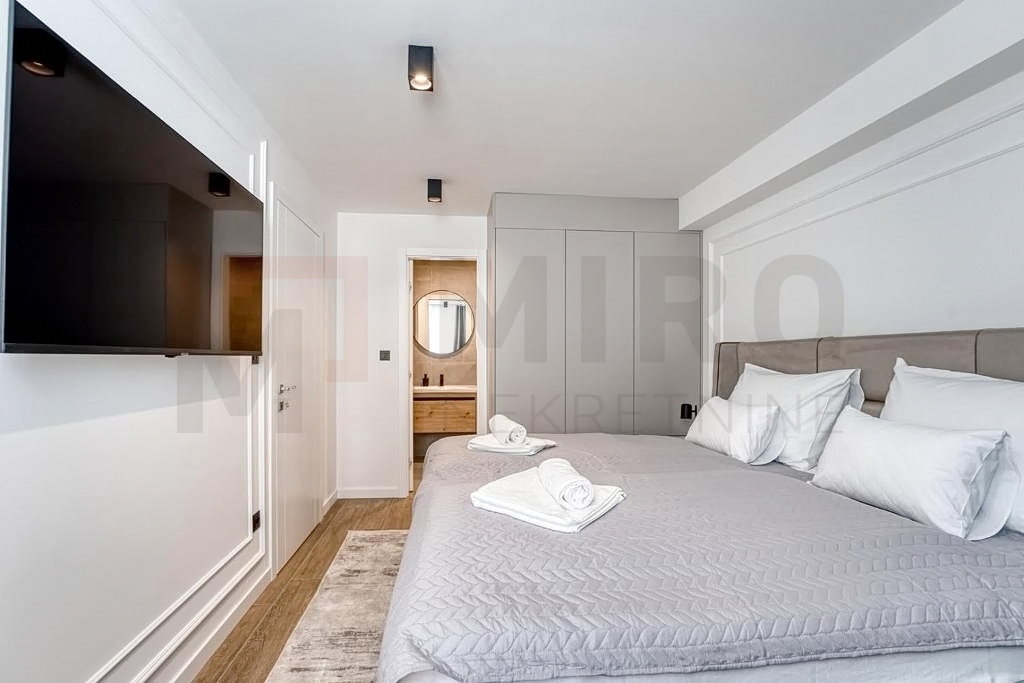 Mesto Krk, dizajnerski dvoetažni apartma z bazenom in razgledom, PRODAJA!