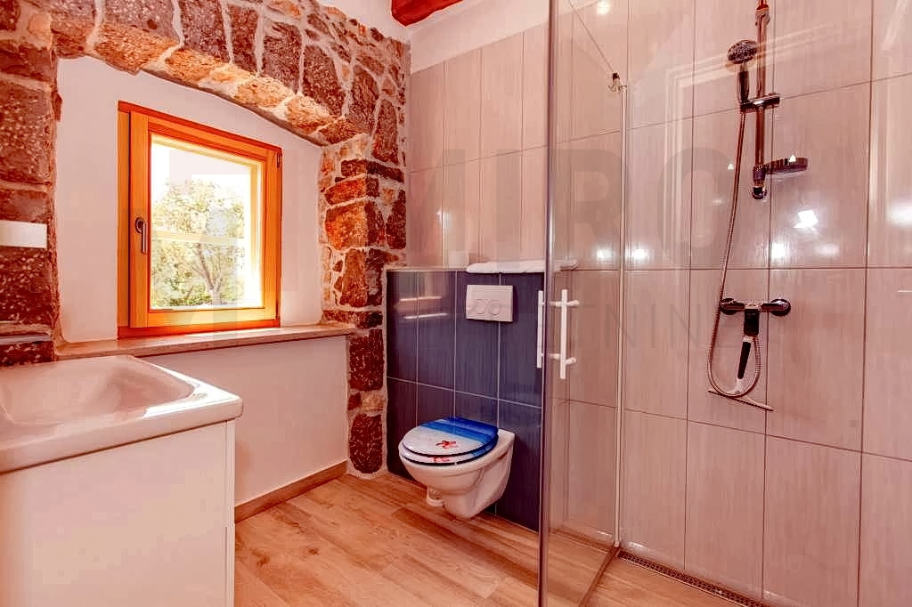 Vrbnik, okolica, rustikalna vila z bazenom na mirni lokaciji!