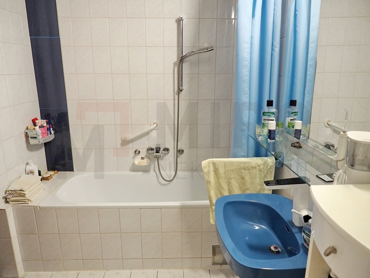 Njivice, lepo zasnovan in prenovljen dvojček na odlični lokaciji!