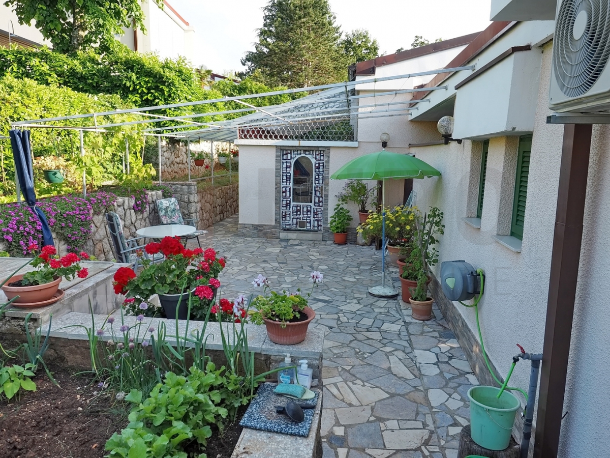Njivice, lepo zasnovan in prenovljen dvojček na odlični lokaciji!