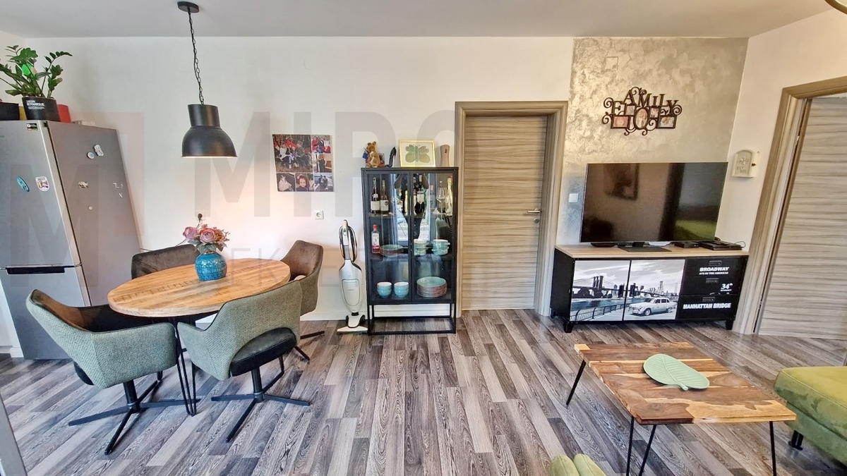 Mesto Krk, lepo opremljen apartma v pritličju s teraso in dvoriščem, PRODAMO!