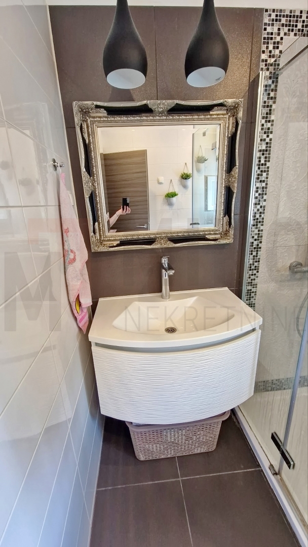 Mesto Krk, lepo opremljen apartma v pritličju s teraso in dvoriščem, PRODAMO!