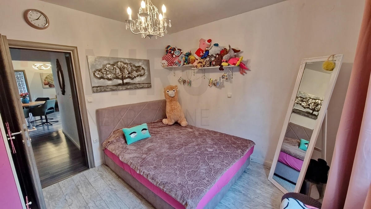 Mesto Krk, lepo opremljen apartma v pritličju s teraso in dvoriščem, PRODAMO!