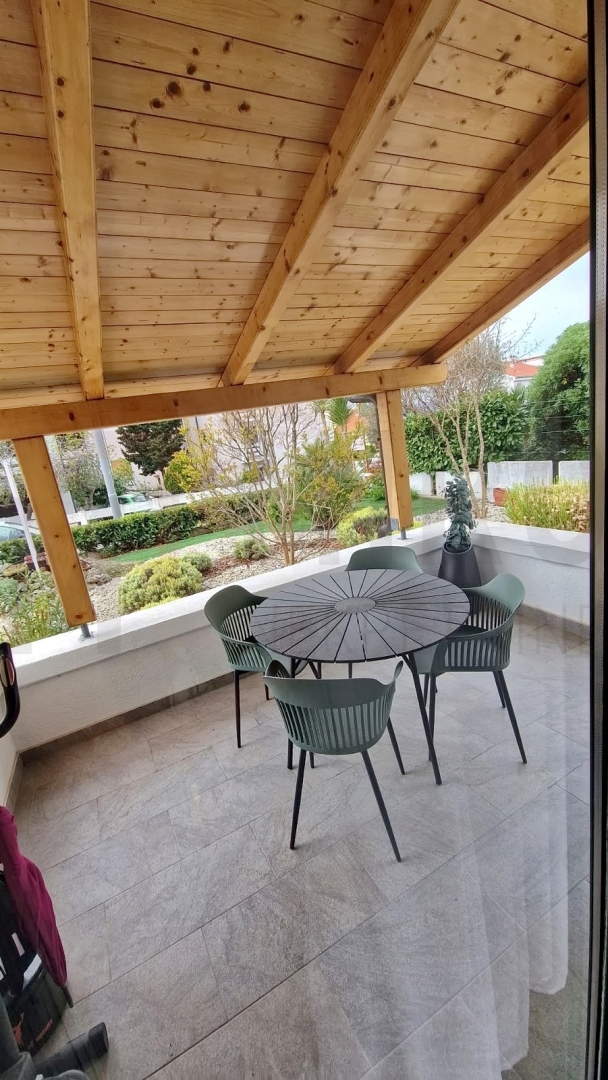 Mesto Krk, lepo opremljen apartma v pritličju s teraso in dvoriščem, PRODAMO!