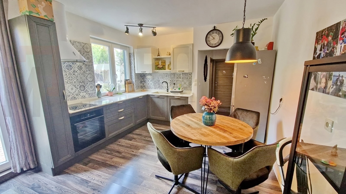 Mesto Krk, lepo opremljen apartma v pritličju s teraso in dvoriščem, PRODAMO!