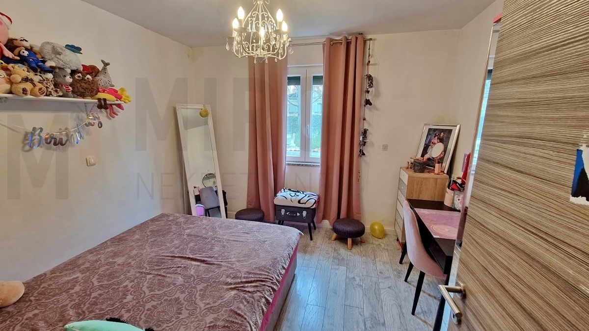 Mesto Krk, lepo opremljen apartma v pritličju s teraso in dvoriščem, PRODAMO!