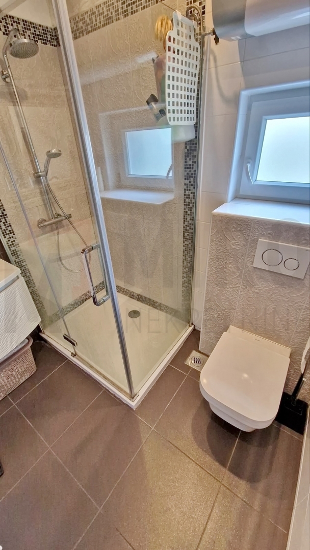 Mesto Krk, lepo opremljen apartma v pritličju s teraso in dvoriščem, PRODAMO!