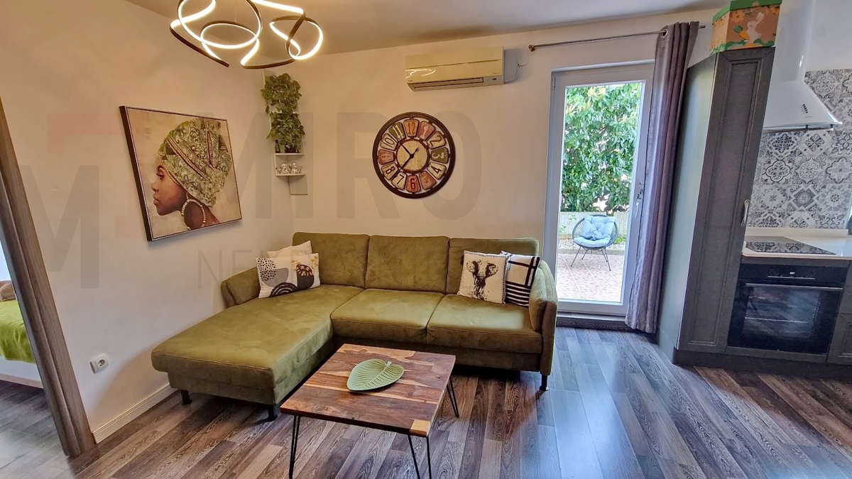 Mesto Krk, lepo opremljen apartma v pritličju s teraso in dvoriščem, PRODAMO!