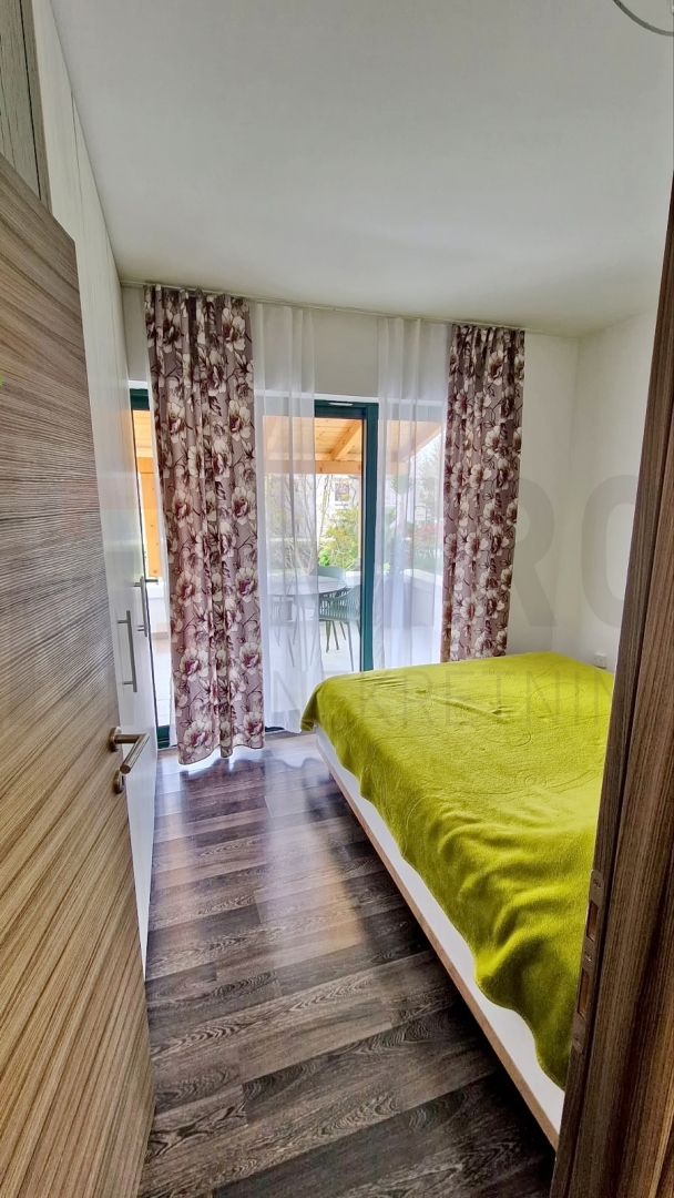 Mesto Krk, lepo opremljen apartma v pritličju s teraso in dvoriščem, PRODAMO!