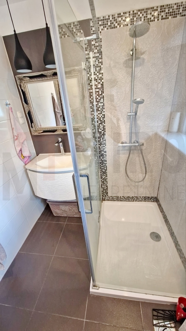 Mesto Krk, lepo opremljen apartma v pritličju s teraso in dvoriščem, PRODAMO!