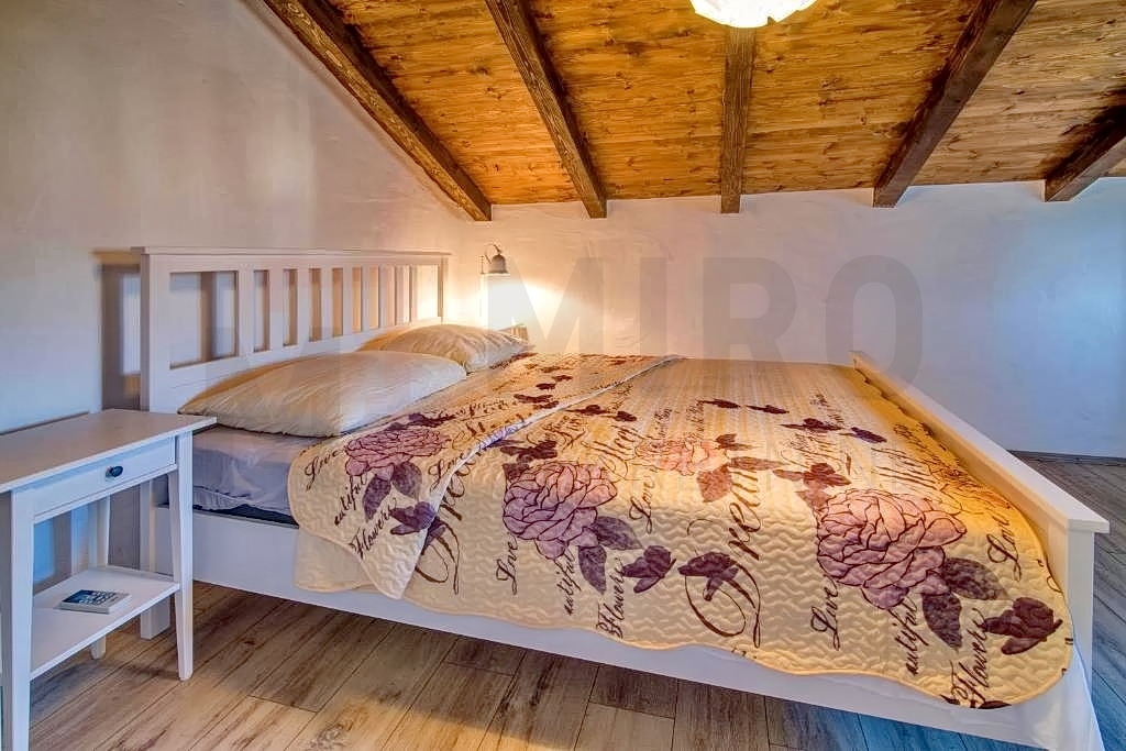 Vrbnik, okolica, rustikalna kamnita hiša z bazenom na mirni lokaciji, PRODAMO!