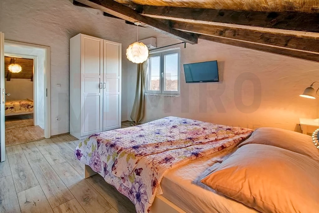 Vrbnik, okolica, rustikalna kamnita hiša z bazenom na mirni lokaciji, PRODAMO!