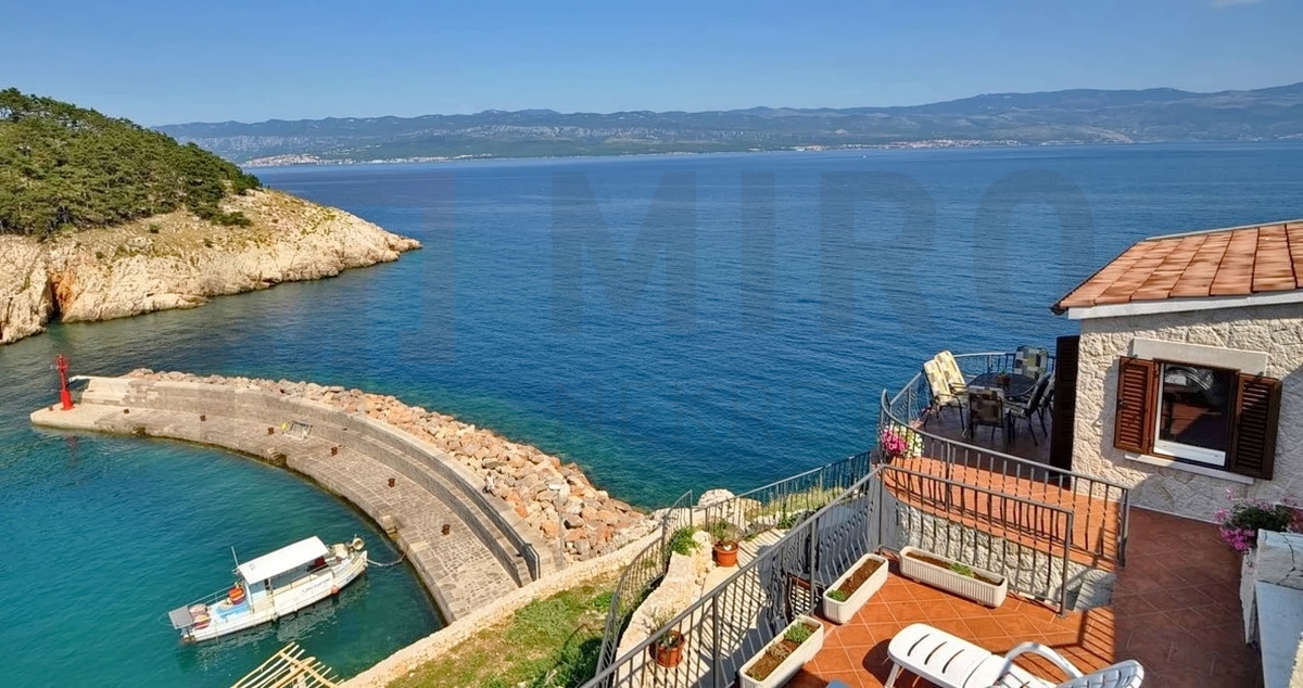 Vrbnik, samostojna kamnita hiša 20m od morja!