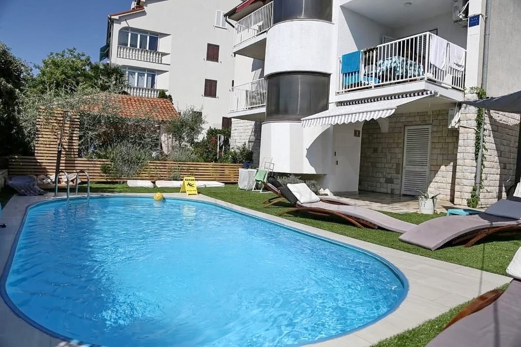 Malinska, apartmajska hiša z dvema bazenoma na odlični lokaciji, PRODAJA!