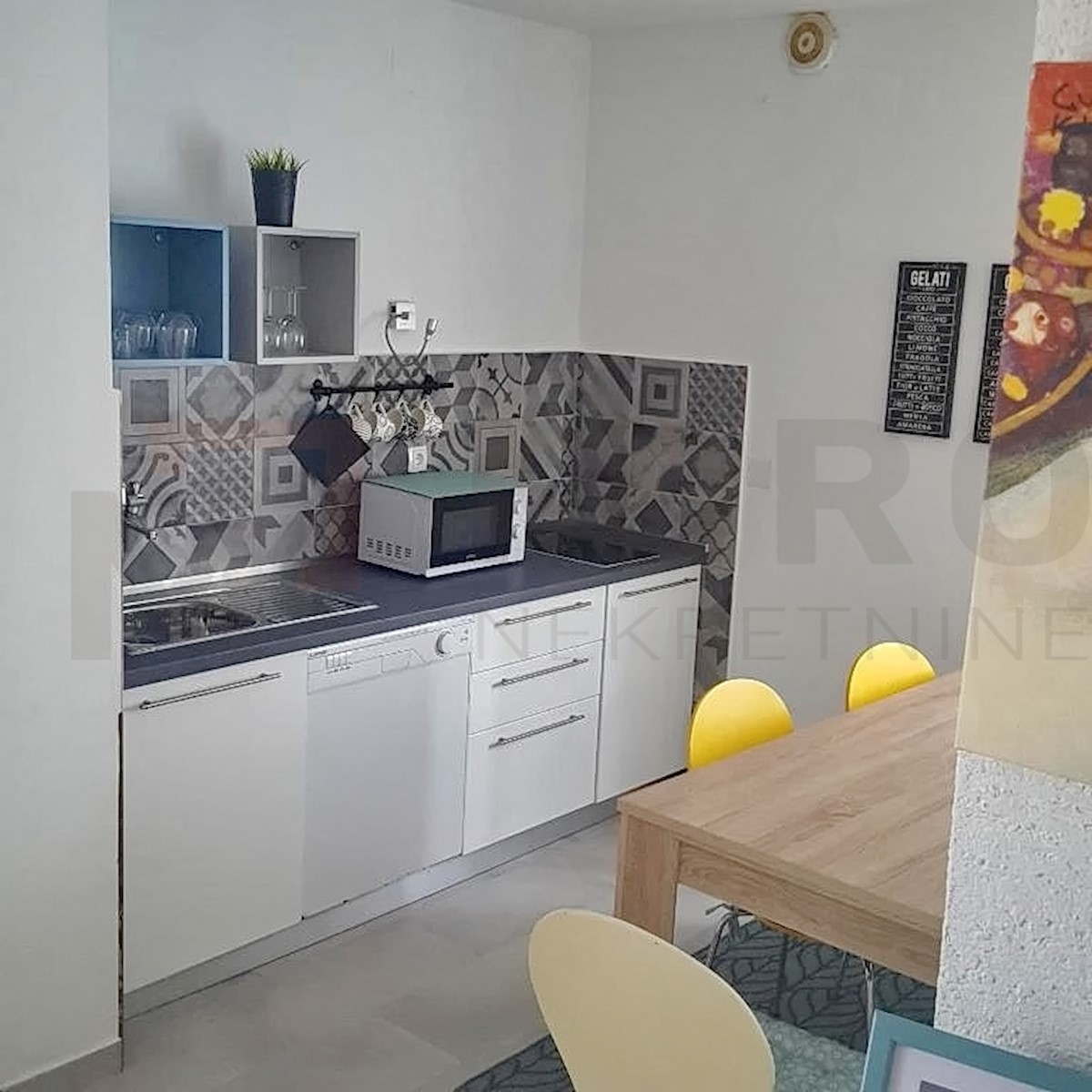 Malinska, apartmajska hiša z dvema bazenoma na odlični lokaciji, PRODAJA!