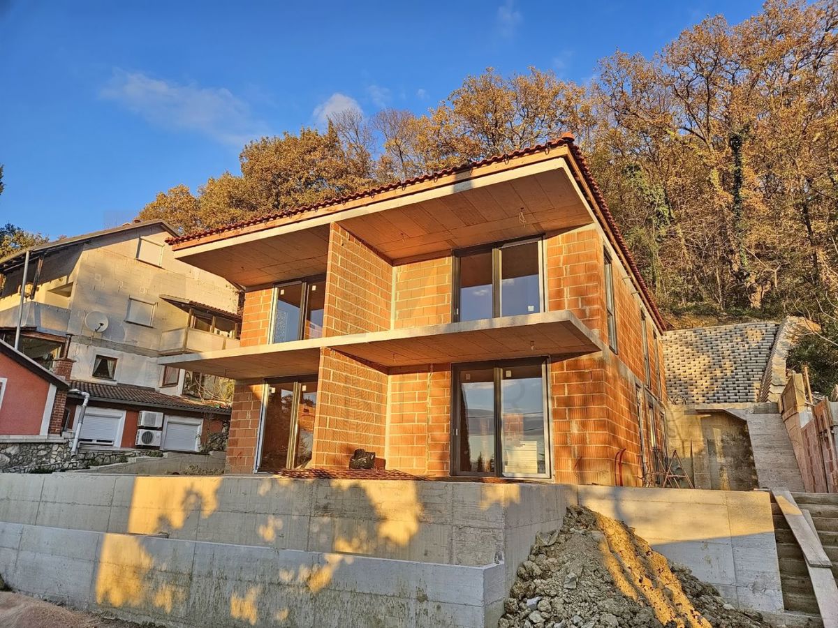 Omišalj, nov apartma z bazenom 150 m od morja, PRODAJA!