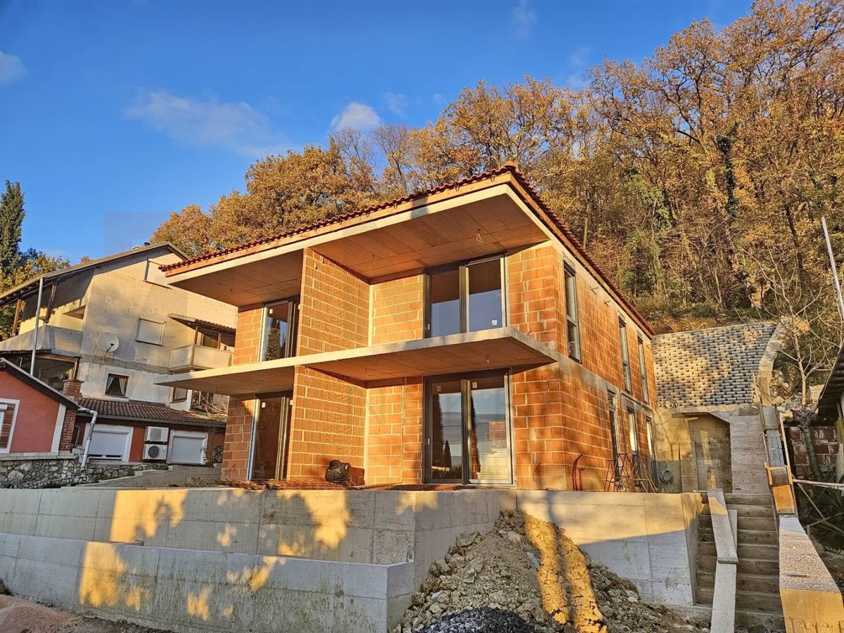 Omišalj, nov apartma z bazenom 150 m od morja, PRODAJA!