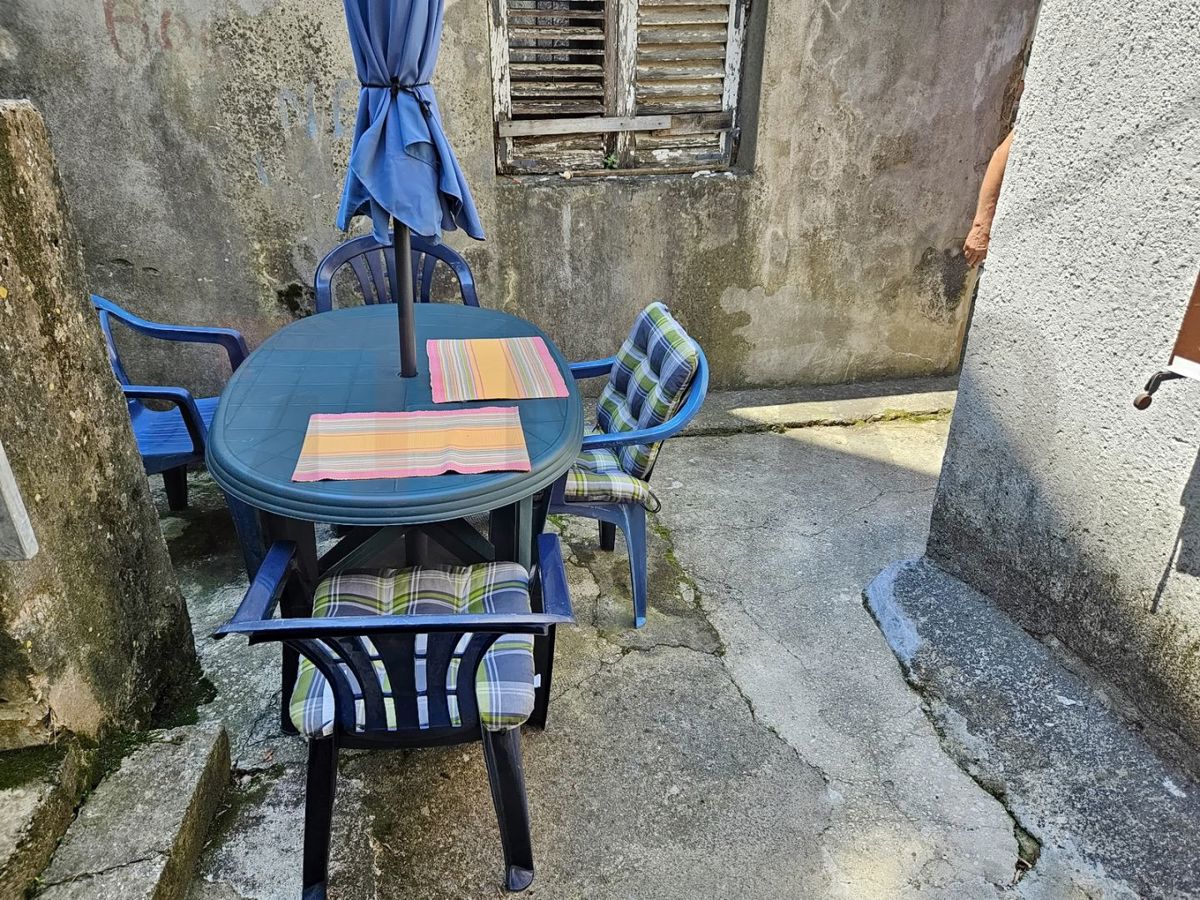 Malinska, apartma v samem centru, 20 m od morja, PRODAJA!