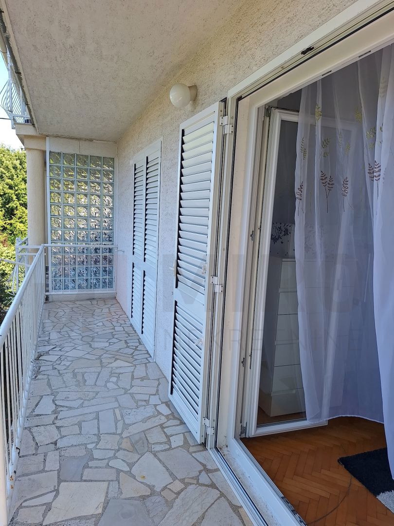 Njivice, hiša dvojček z 3 apartmajem in pomožnim objektom, PRODAMO!