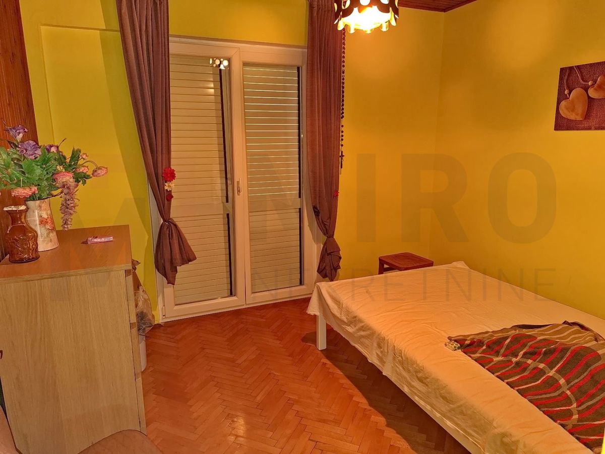 Njivice, hiša dvojček z 3 apartmajem in pomožnim objektom, PRODAMO!