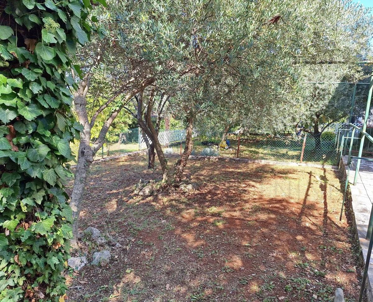 Njivice, hiša dvojček z 3 apartmajem in pomožnim objektom, PRODAMO!
