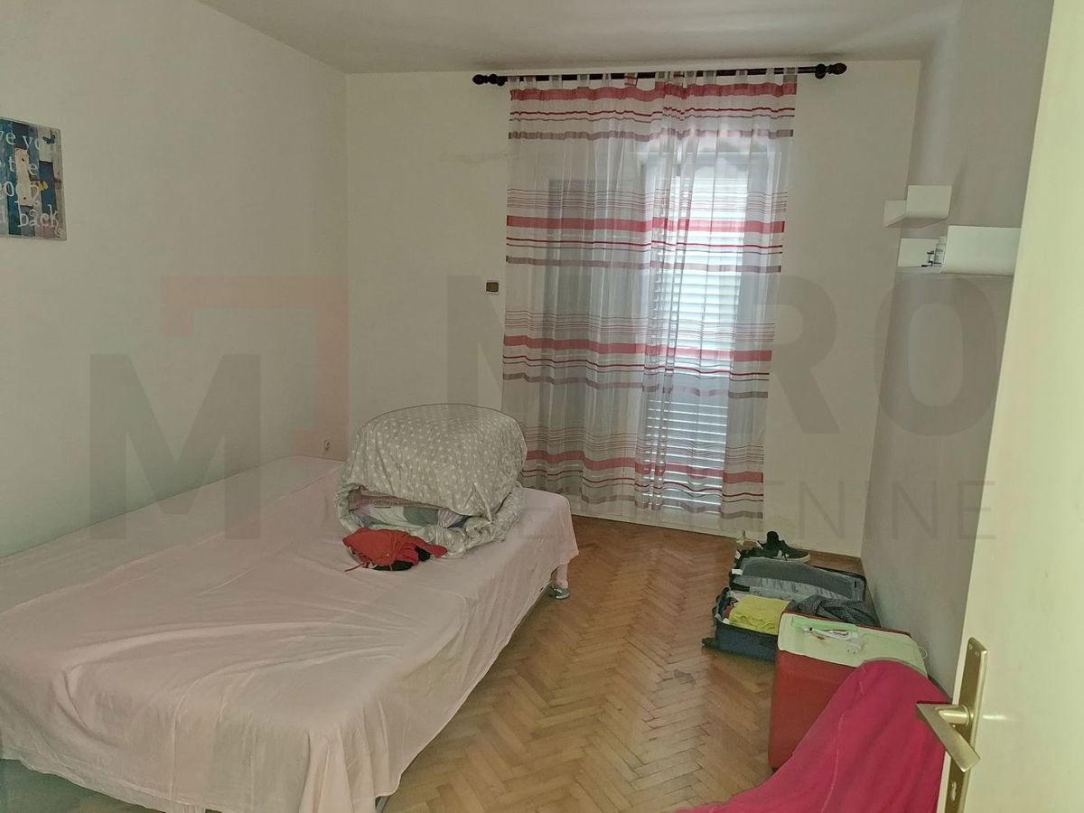 Njivice, hiša dvojček z 3 apartmajem in pomožnim objektom, PRODAMO!
