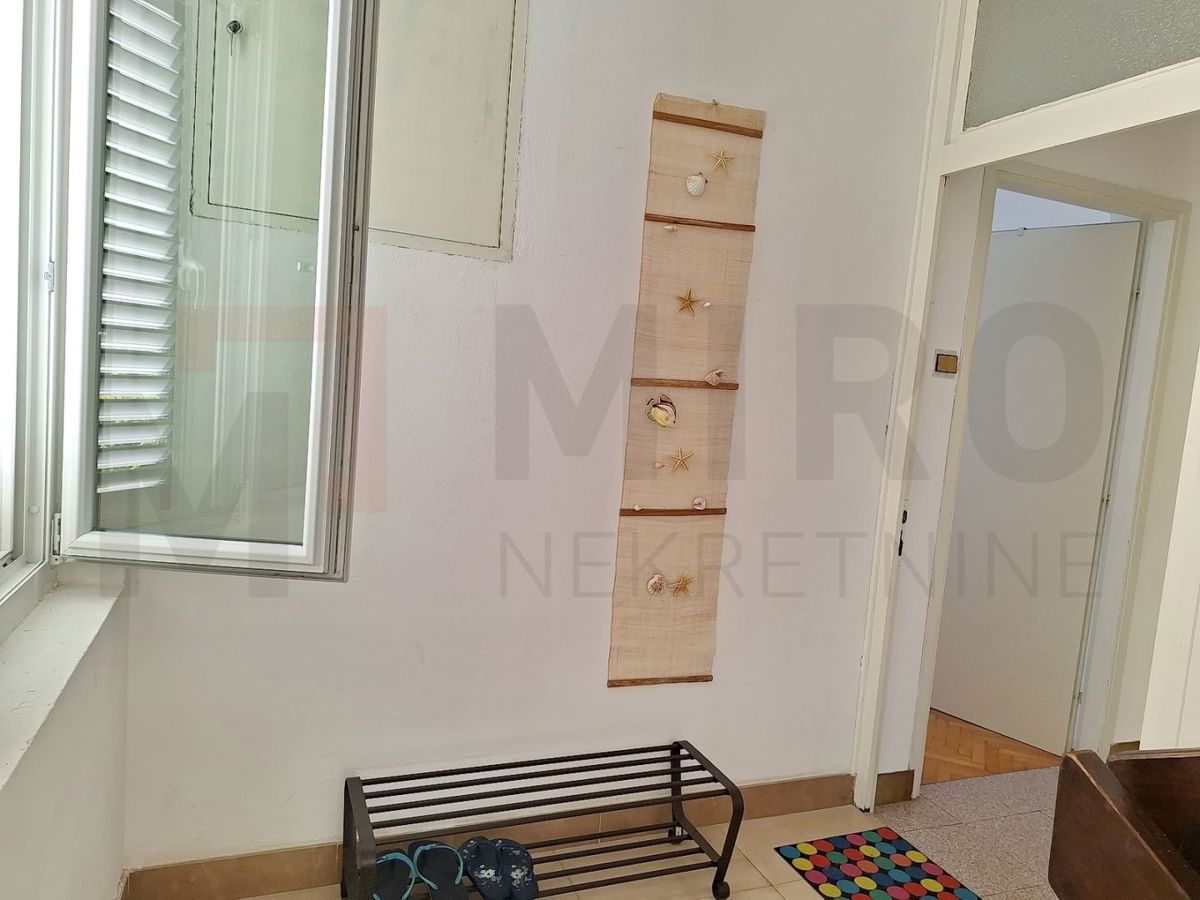 Njivice, hiša dvojček z 3 apartmajem in pomožnim objektom, PRODAMO!