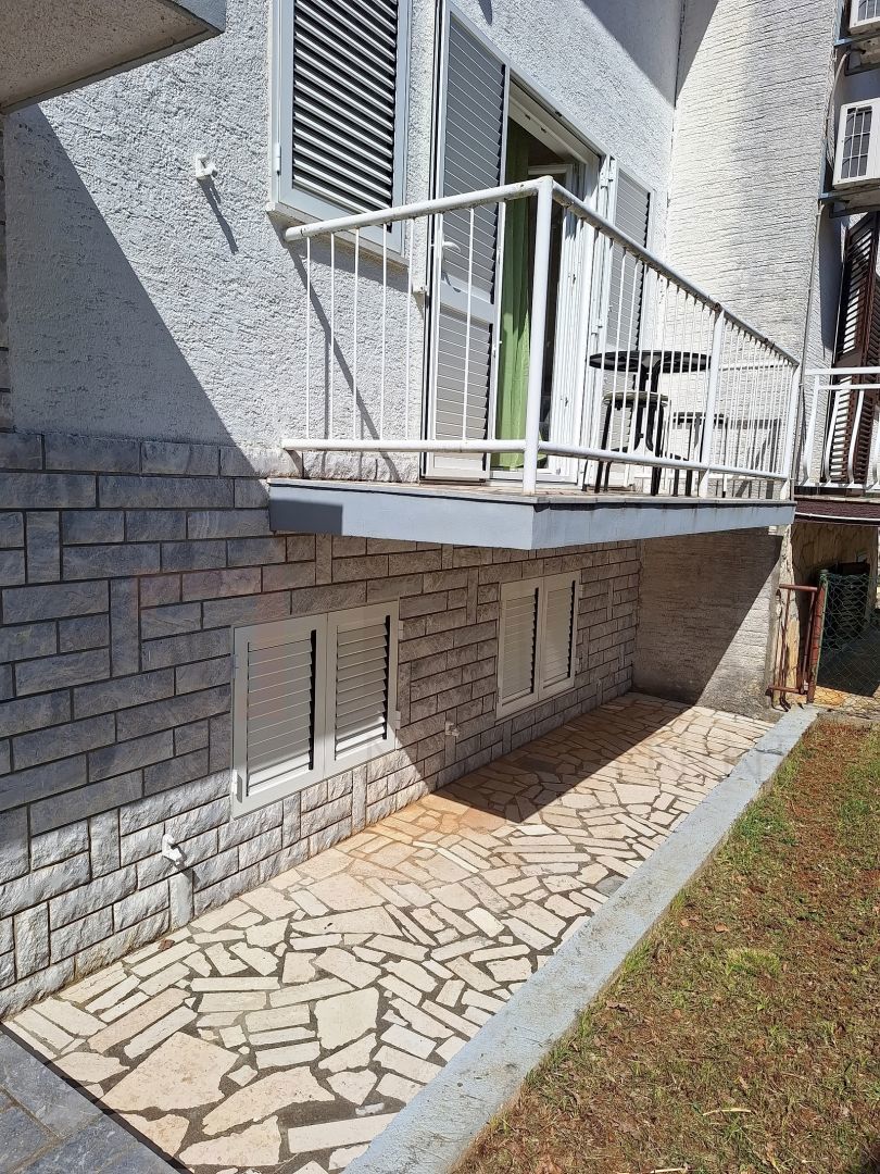 Njivice, hiša dvojček z 3 apartmajem in pomožnim objektom, PRODAMO!