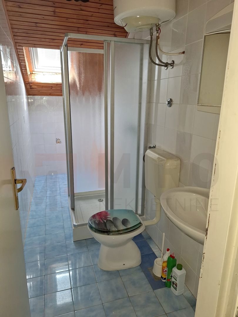 Njivice, hiša dvojček z 3 apartmajem in pomožnim objektom, PRODAMO!