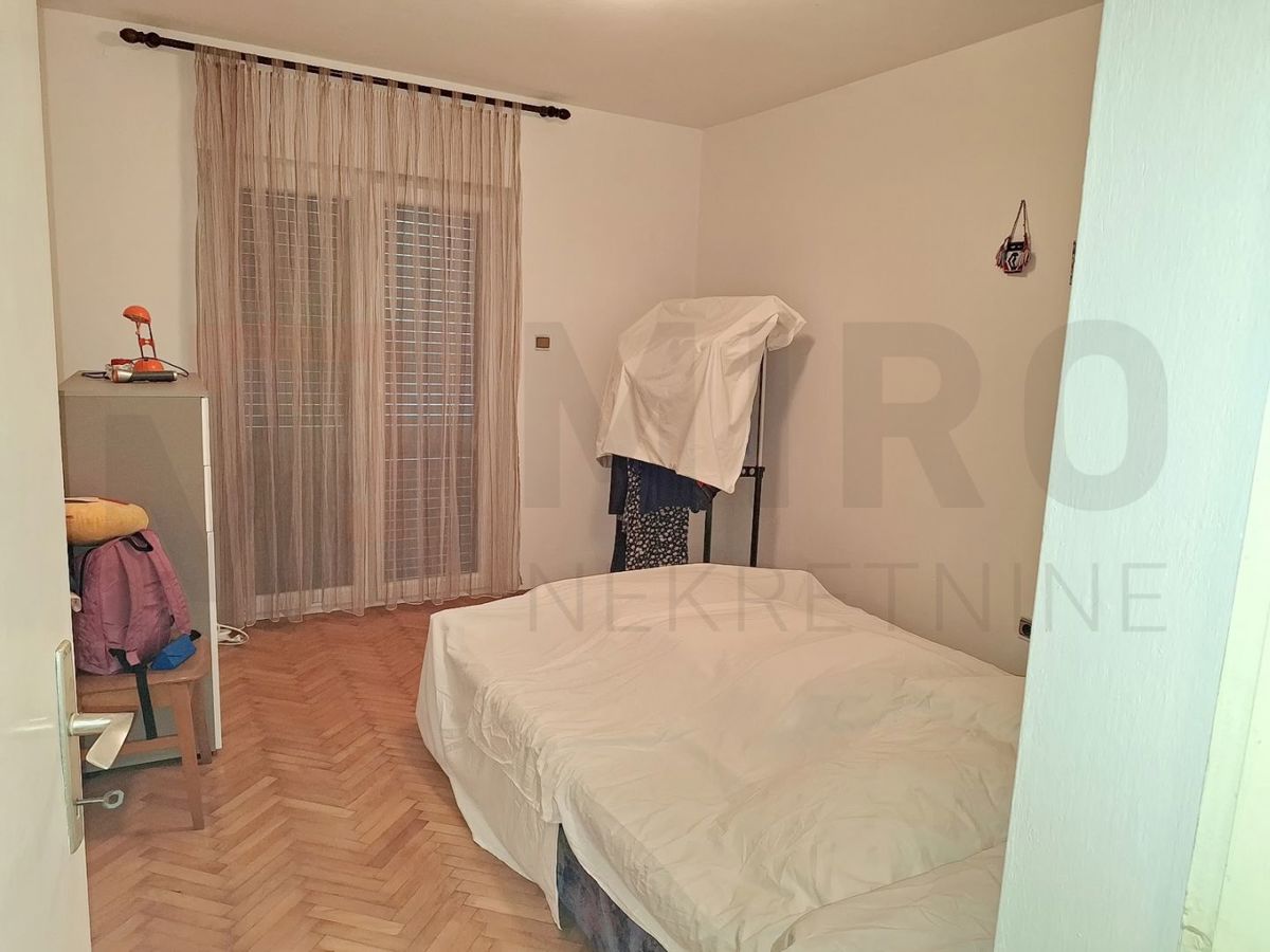 Njivice, hiša dvojček z 3 apartmajem in pomožnim objektom, PRODAMO!
