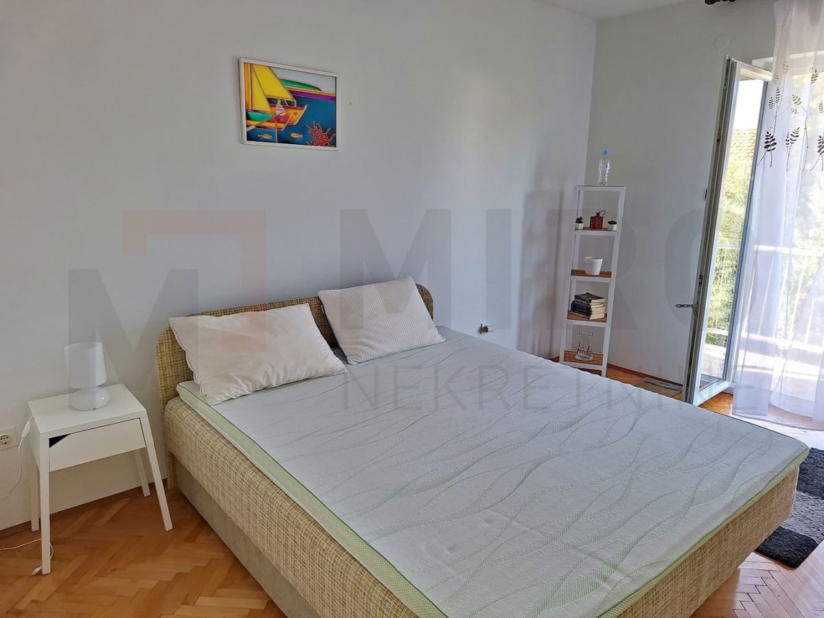 Njivice, hiša dvojček z 3 apartmajem in pomožnim objektom, PRODAMO!