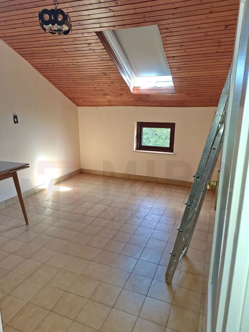 Njivice, hiša dvojček z 3 apartmajem in pomožnim objektom, PRODAMO!