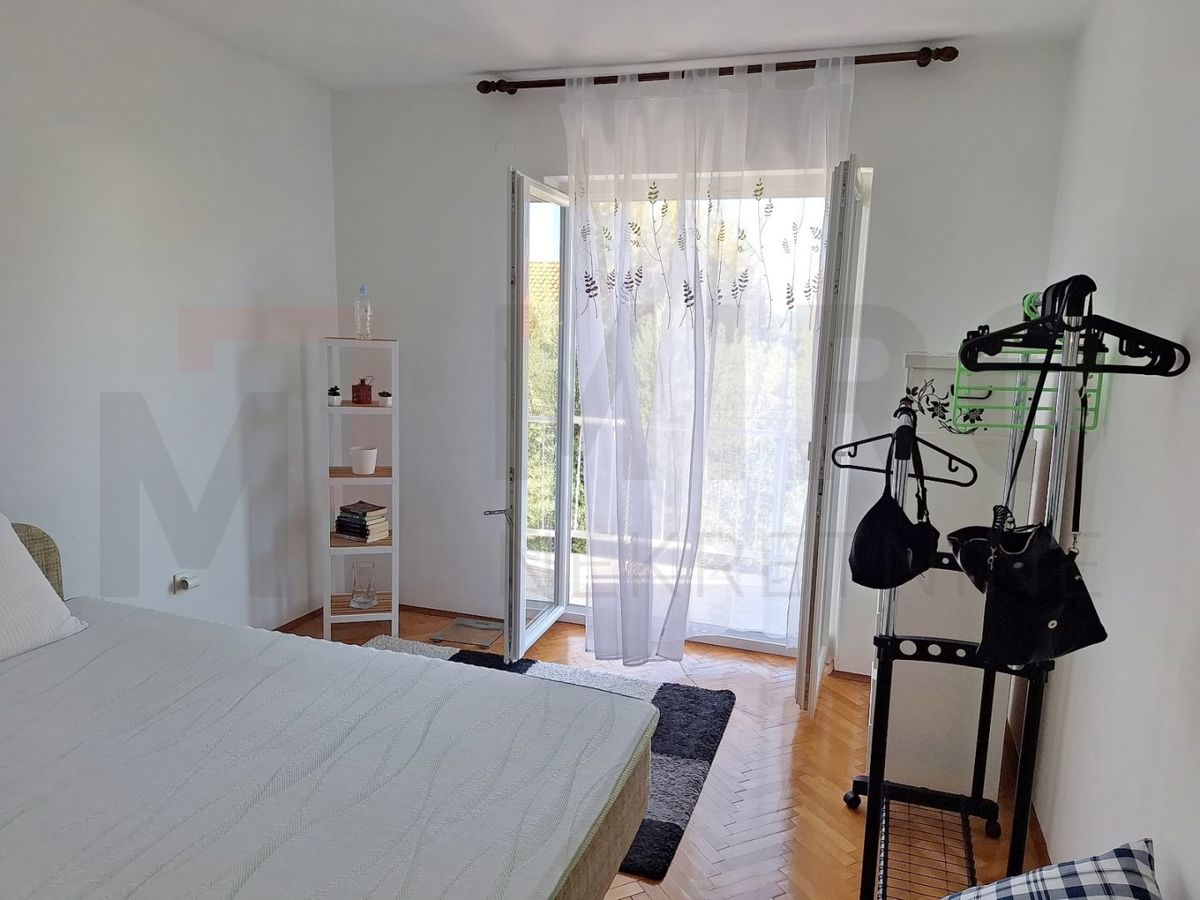 Njivice, hiša dvojček z 3 apartmajem in pomožnim objektom, PRODAMO!