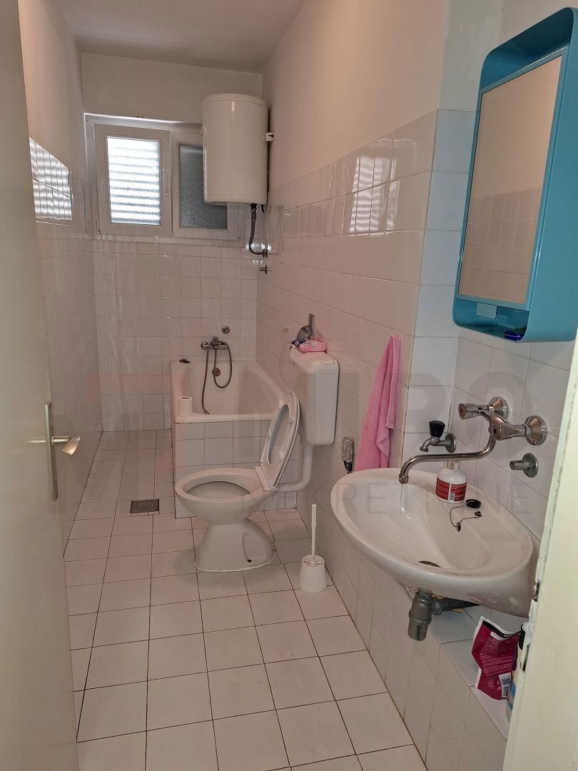 Njivice, hiša dvojček z 3 apartmajem in pomožnim objektom, PRODAMO!