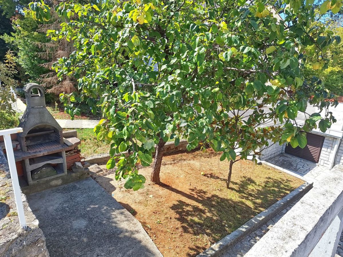 Njivice, hiša dvojček z 3 apartmajem in pomožnim objektom, PRODAMO!
