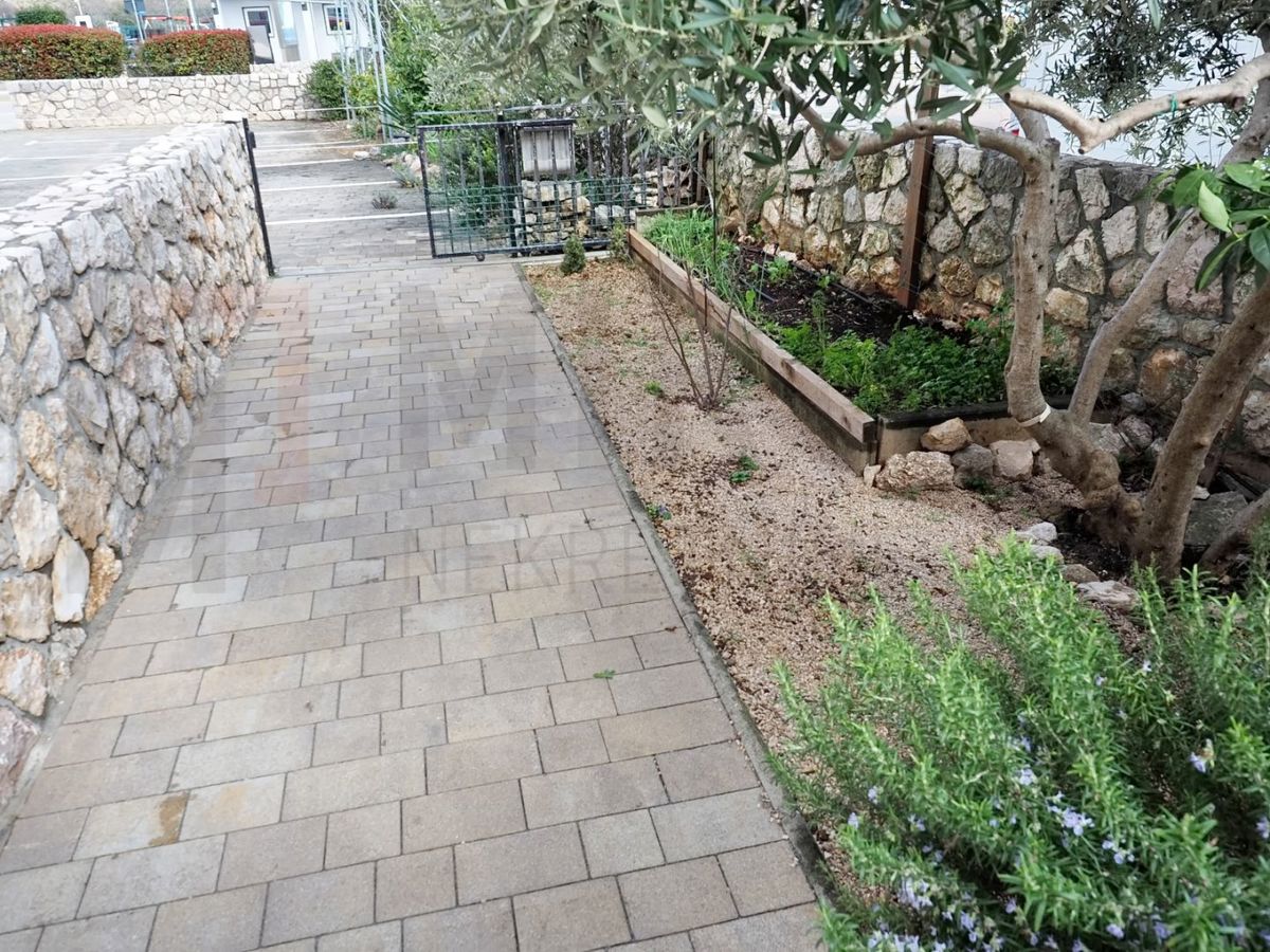 Krk, opremljen apartma z vrtom, PRODAJA!