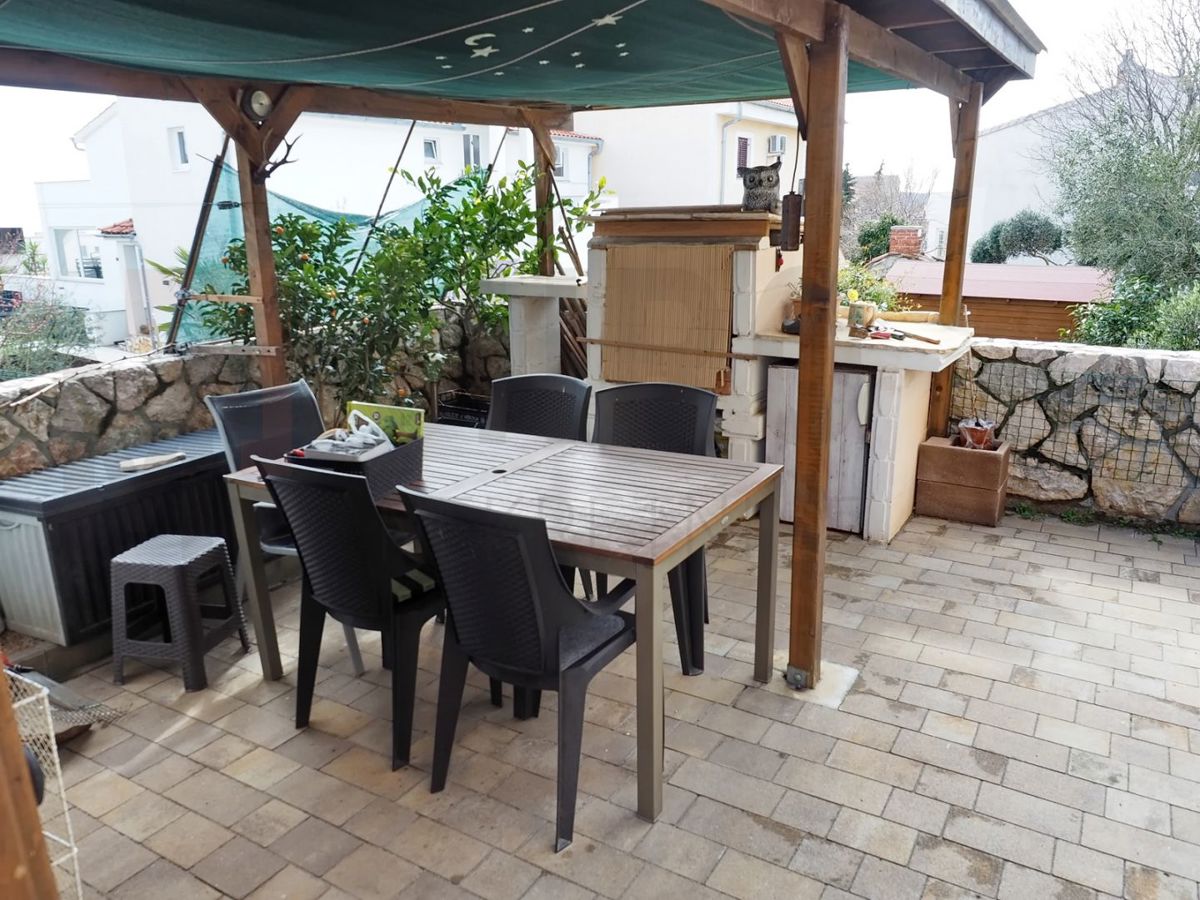 Krk, opremljen apartma z vrtom, PRODAJA!