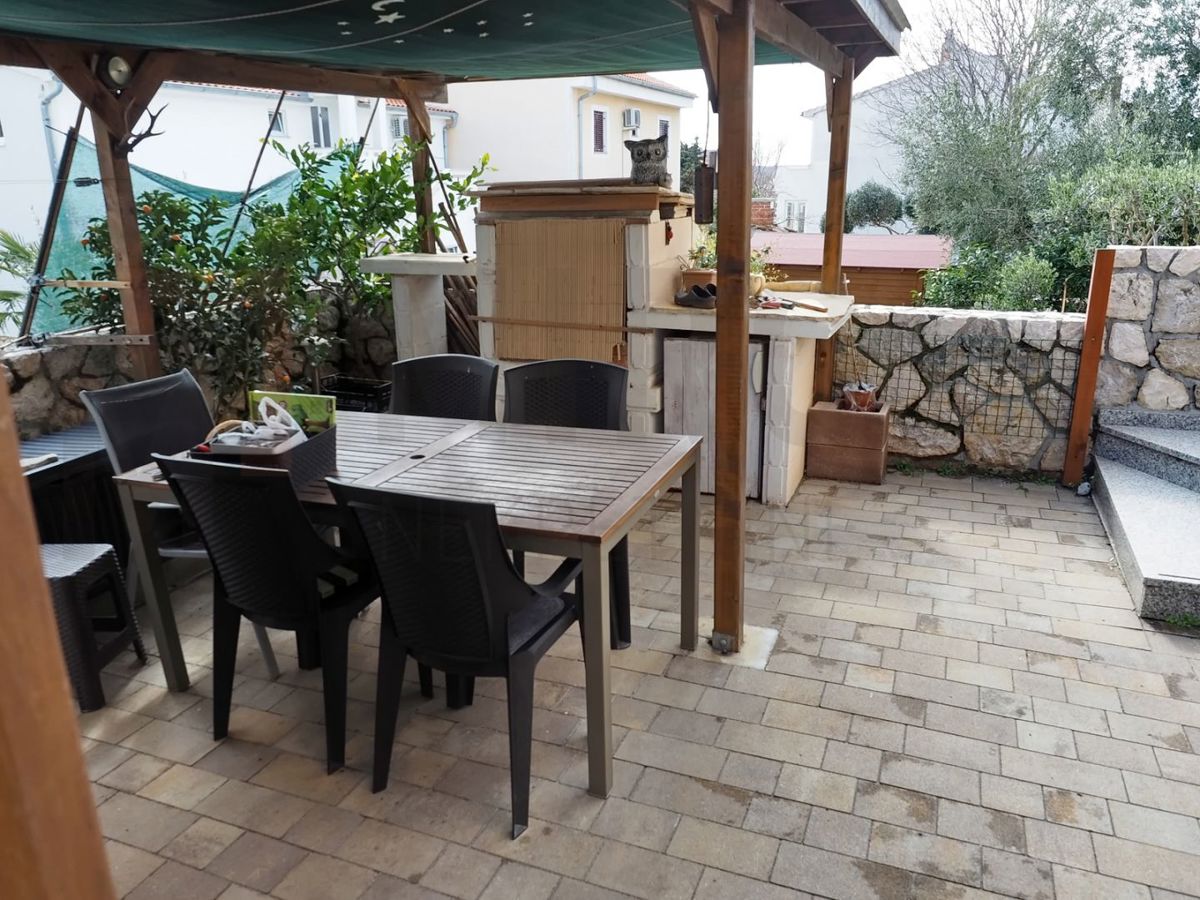 Krk, opremljen apartma z vrtom, PRODAJA!