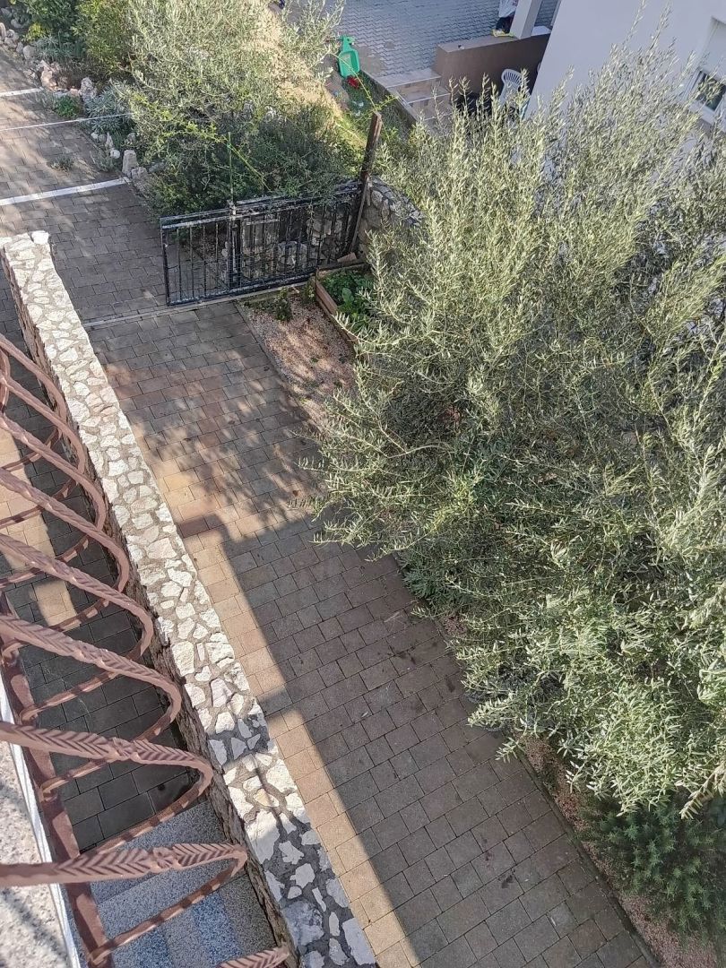 Krk, opremljen apartma z vrtom, PRODAJA!