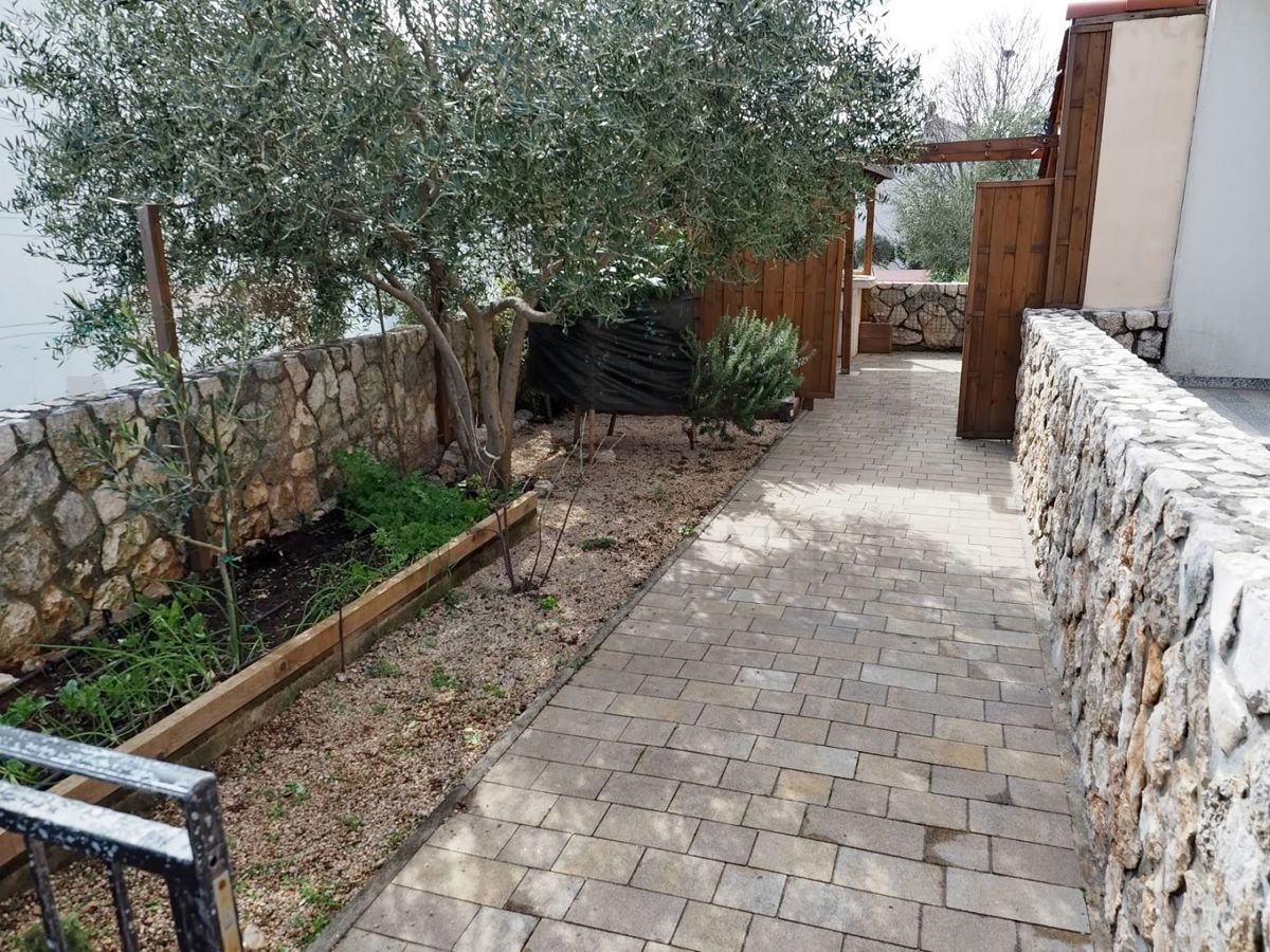 Krk, opremljen apartma z vrtom, PRODAJA!
