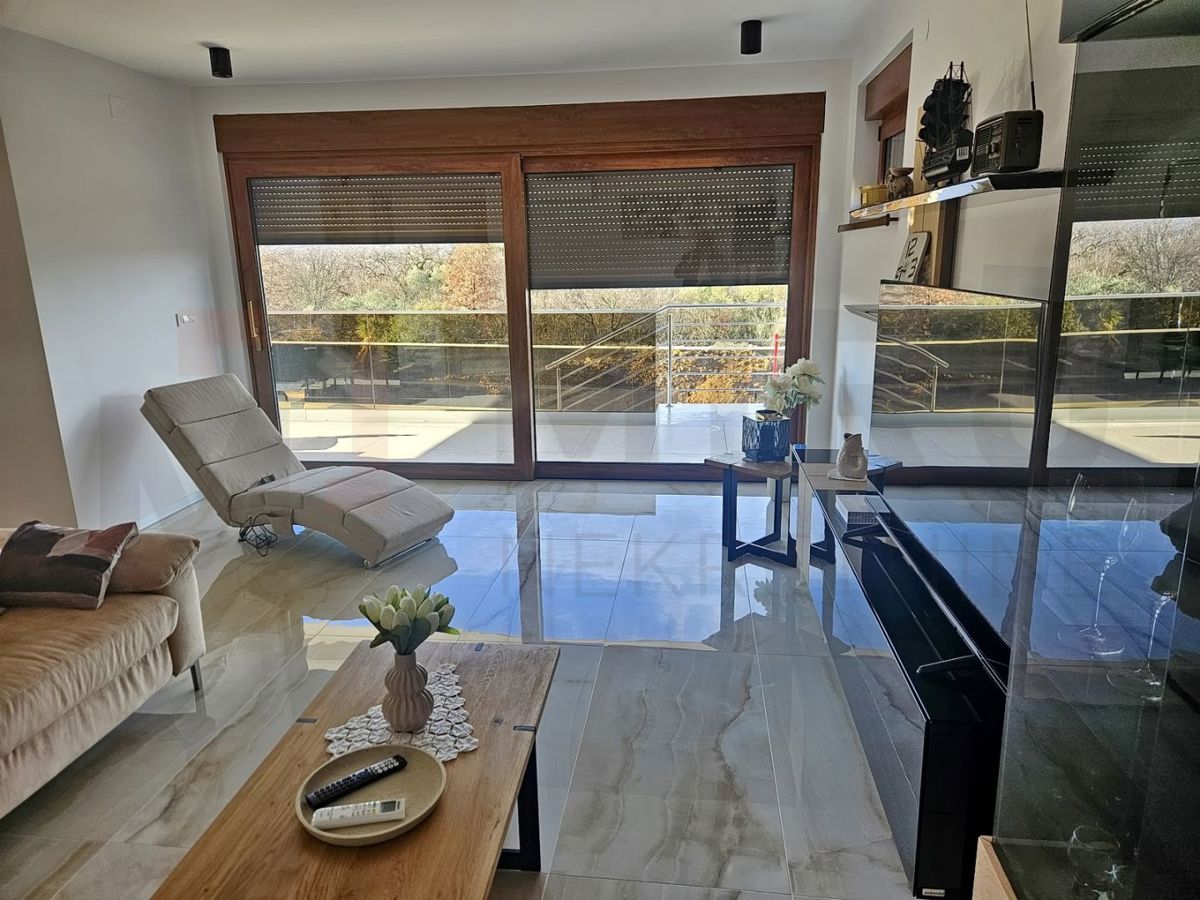 Malinska, okolica, moderna hiša z bazenom in pogledom na morje!