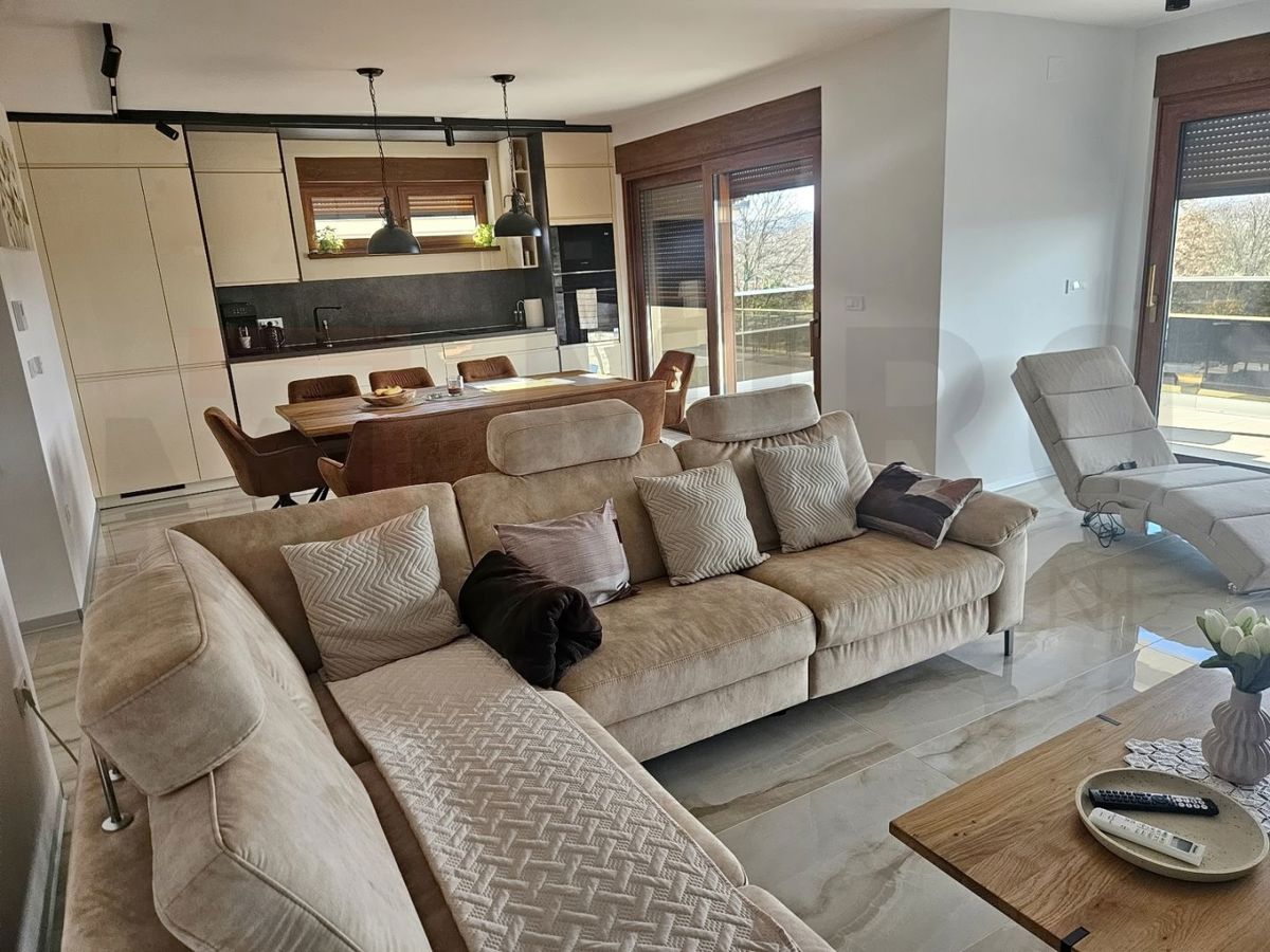 Malinska, okolica, moderna hiša z bazenom in pogledom na morje!