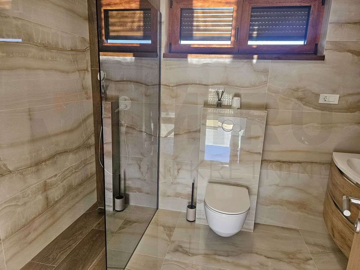 Malinska, okolica, moderna hiša z bazenom in pogledom na morje!