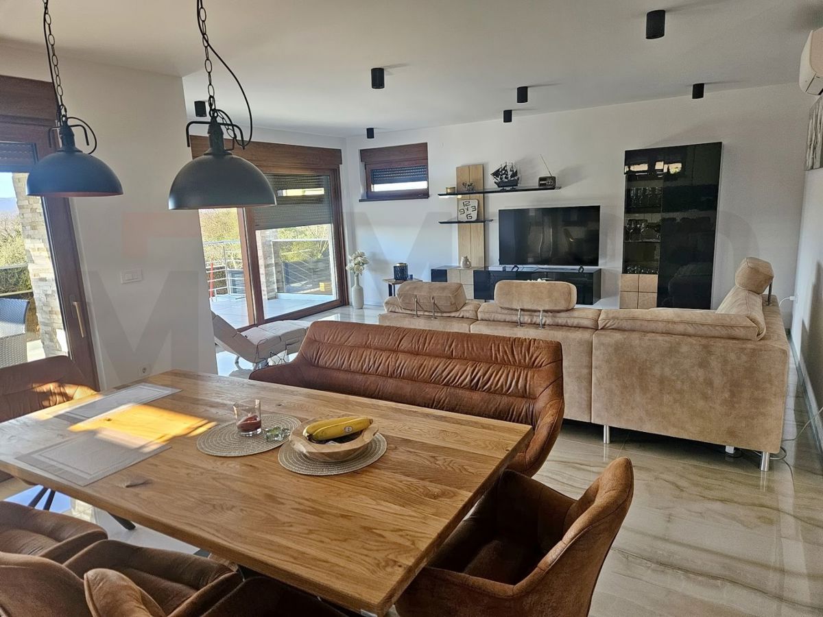 Malinska, okolica, moderna hiša z bazenom in pogledom na morje!